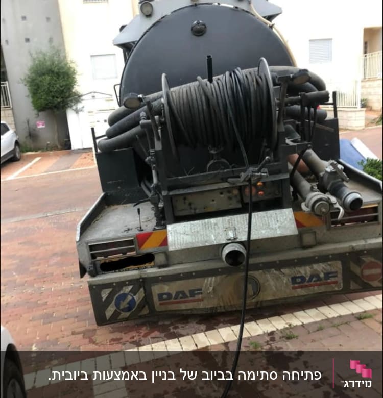 משאית ואקום עם צינור גדול ומיכל אחסון